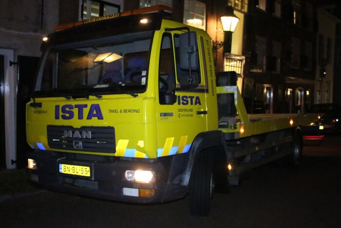 Automobilist parkeert auto op paal