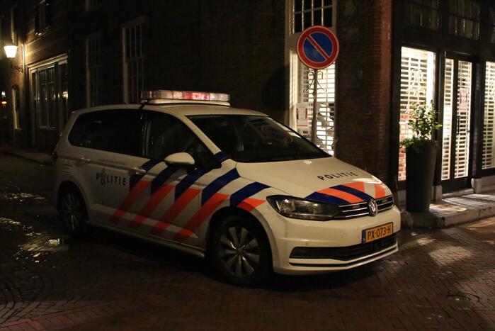 Automobilist parkeert auto op paal