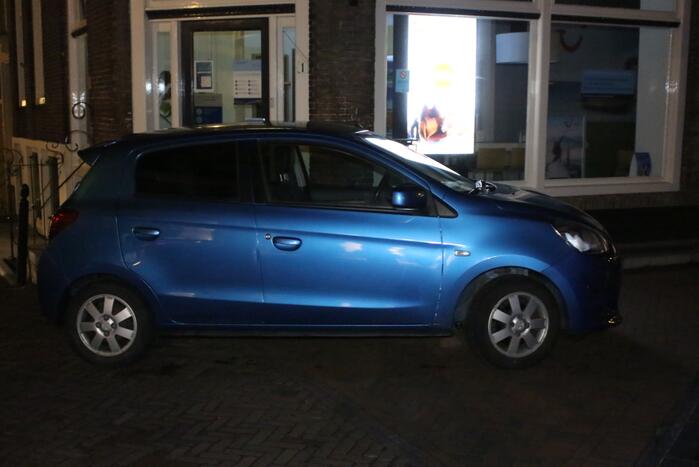 Automobilist parkeert auto op paal