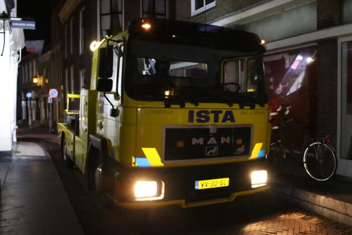 Automobilist parkeert auto op paal