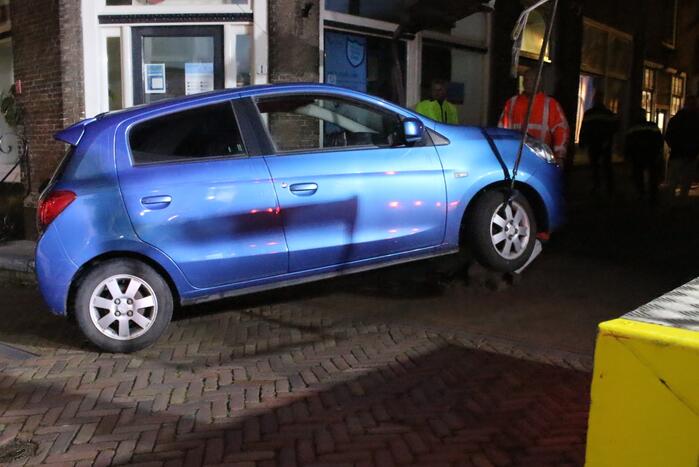 Automobilist parkeert auto op paal