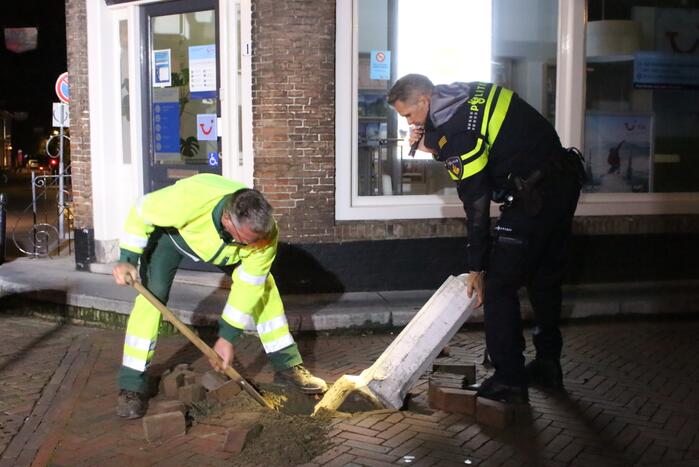 Automobilist parkeert auto op paal
