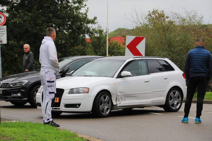 Schade bij aanrijding tussen twee auto's op kruising