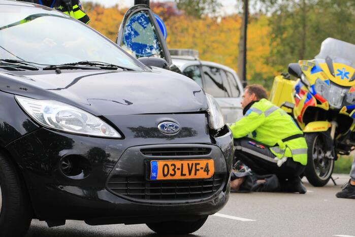 Schade bij aanrijding tussen twee auto's op kruising