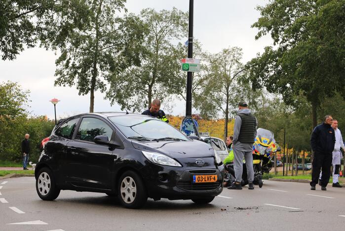 Schade bij aanrijding tussen twee auto's op kruising