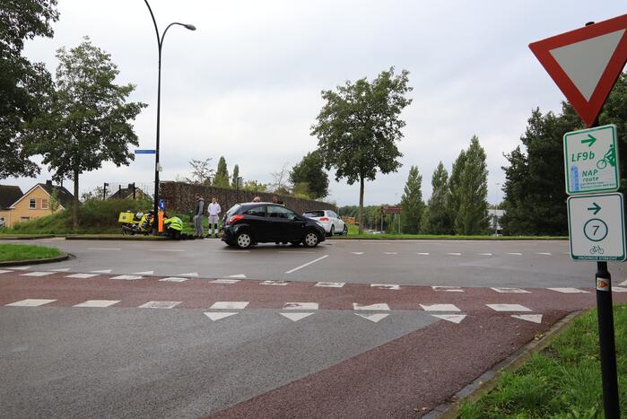 Schade bij aanrijding tussen twee auto's op kruising