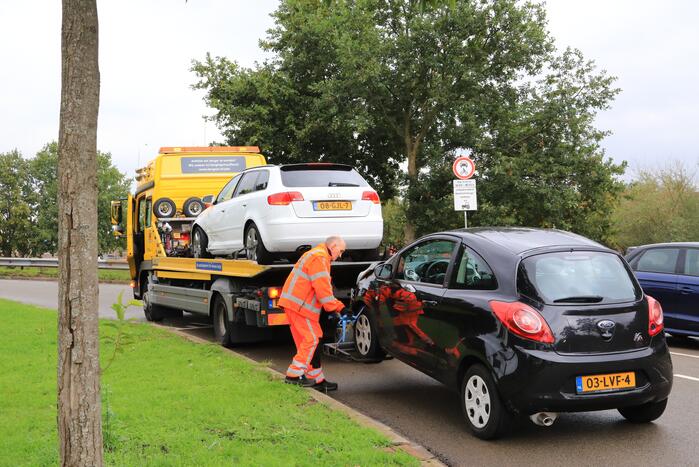 Schade bij aanrijding tussen twee auto's op kruising