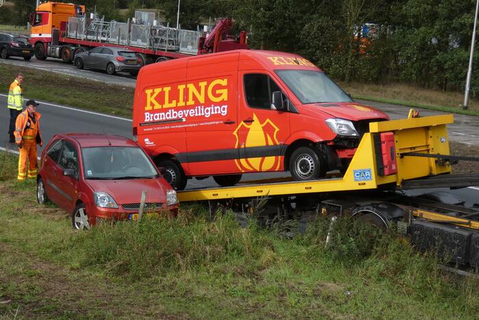 Twee bestelbussen botsen op oprit