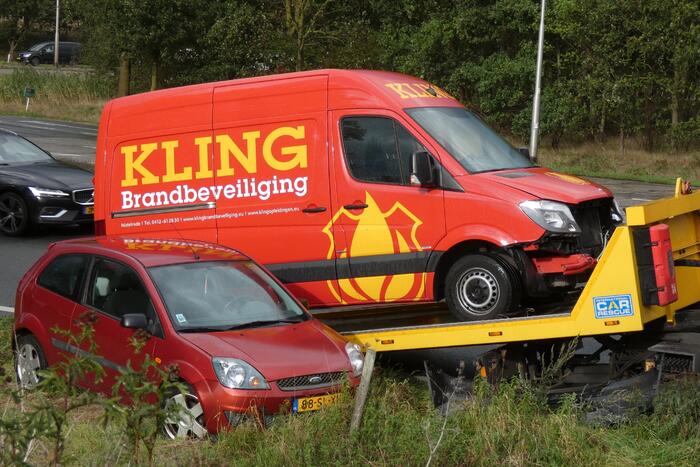 Twee bestelbussen botsen op oprit