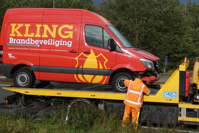 Twee bestelbussen botsen op oprit