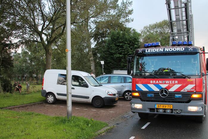 Paard met man en macht uit de sloot getrokken