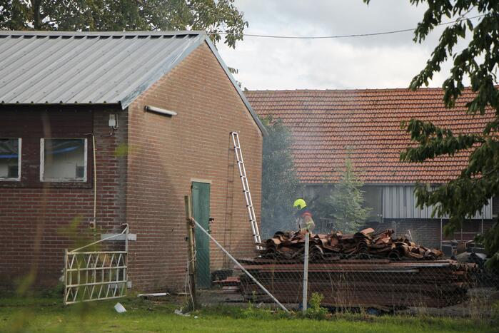 Brand tussen twee stallen geblust met emmers water