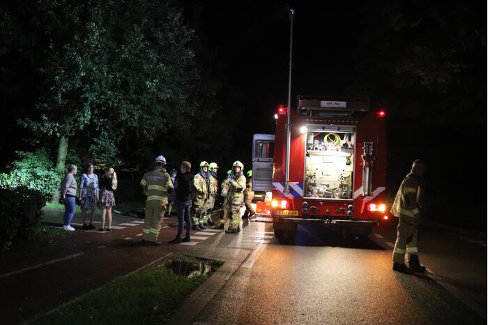 Auto rijdt heg in na botsing