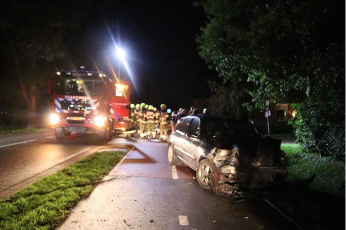 Auto rijdt heg in na botsing