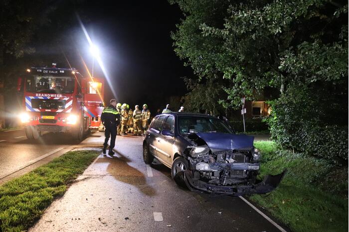 Auto rijdt heg in na botsing