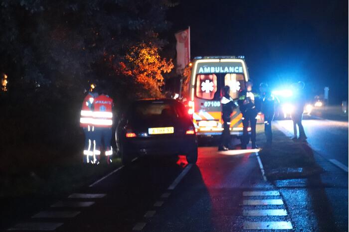Auto rijdt heg in na botsing