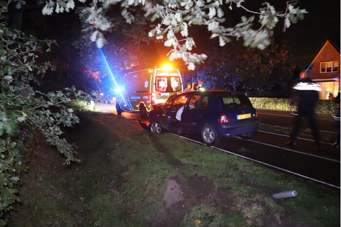 Auto rijdt heg in na botsing