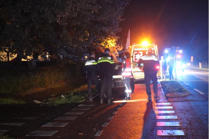 Auto rijdt heg in na botsing