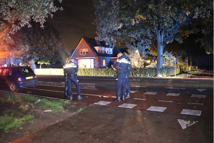 Auto rijdt heg in na botsing