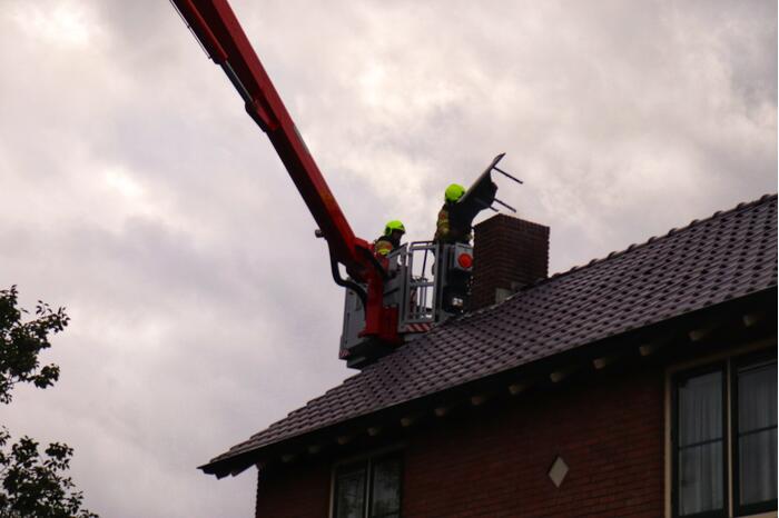 Schoorsteen kap gedemonteerd na schoorsteenbrand