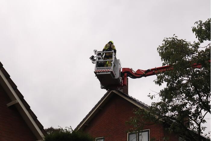 Schoorsteen kap gedemonteerd na schoorsteenbrand