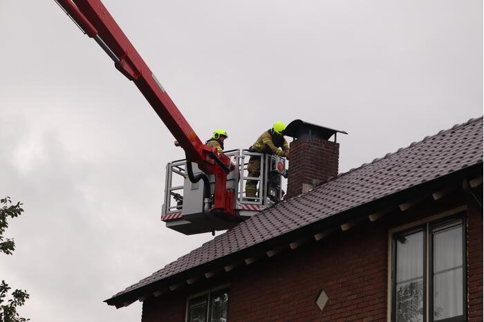 Schoorsteen kap gedemonteerd na schoorsteenbrand