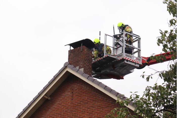 Schoorsteen kap gedemonteerd na schoorsteenbrand
