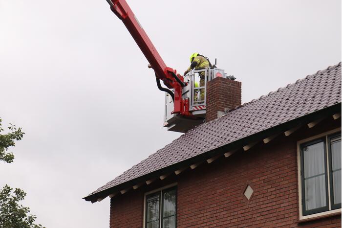 Schoorsteen kap gedemonteerd na schoorsteenbrand