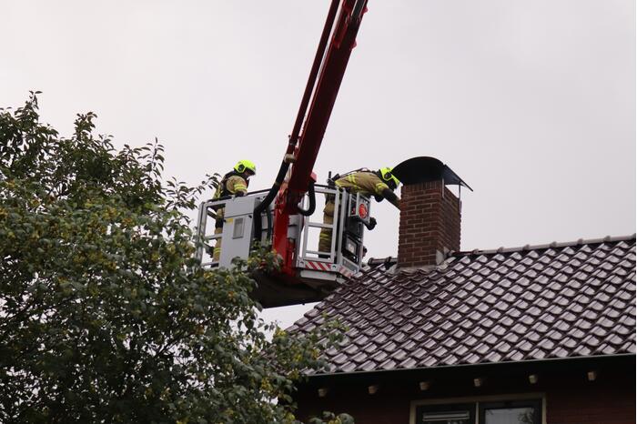 Schoorsteen kap gedemonteerd na schoorsteenbrand