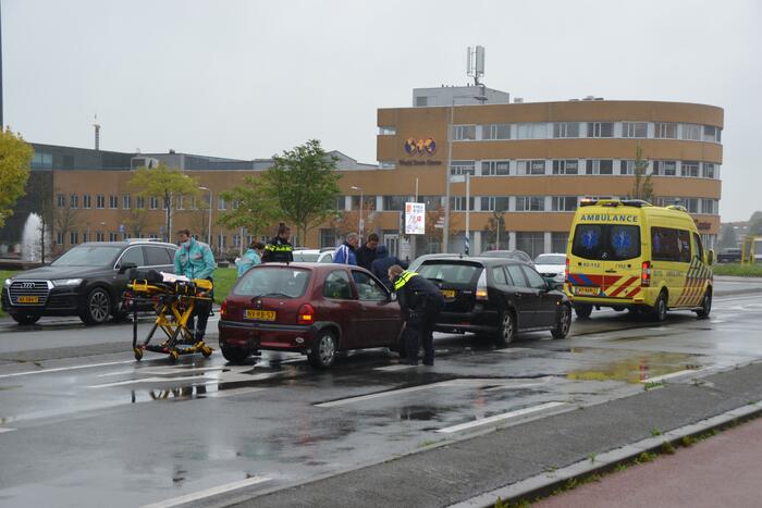 Gewonde bij kop-staart botsing voor rotonde