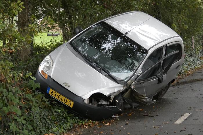 Auto raakt van de weg in Hooghalen