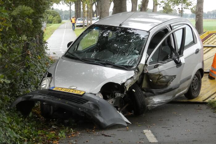 Auto raakt van de weg in Hooghalen