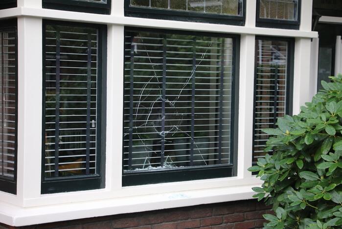 Man met verward gedrag aangehouden na vernielen van ruiten en auto