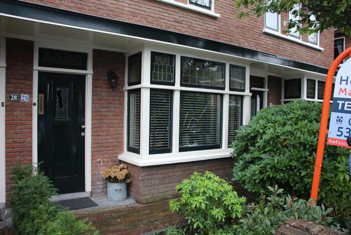 Man met verward gedrag aangehouden na vernielen van ruiten en auto