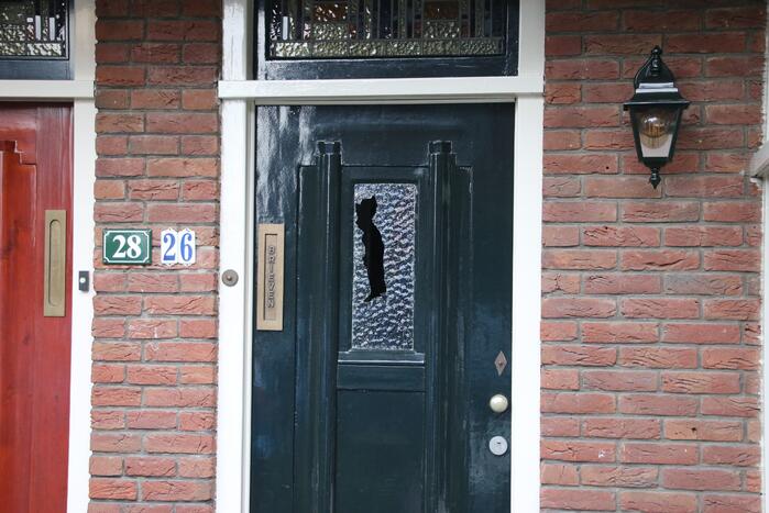 Man met verward gedrag aangehouden na vernielen van ruiten en auto