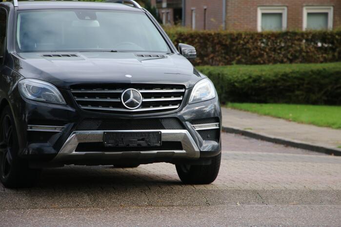 Afslaande auto botst op fietser