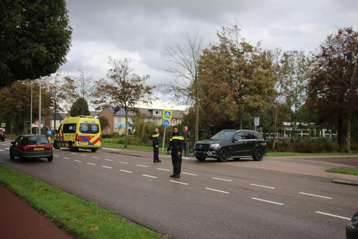 Afslaande auto botst op fietser