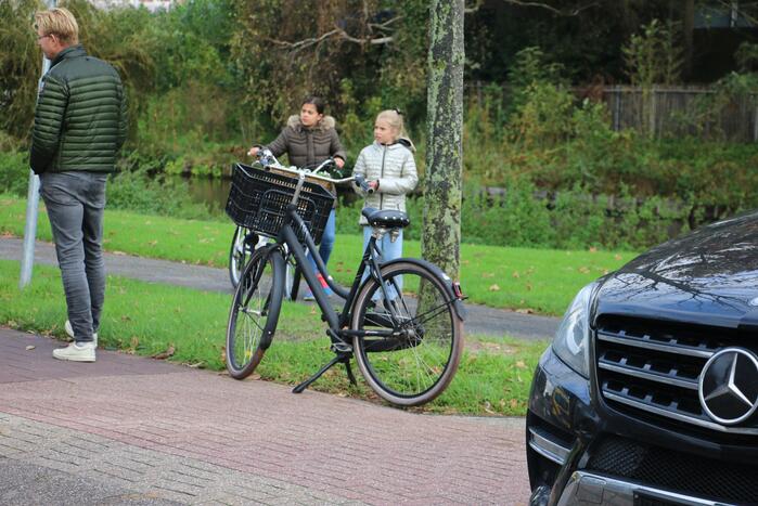 Afslaande auto botst op fietser