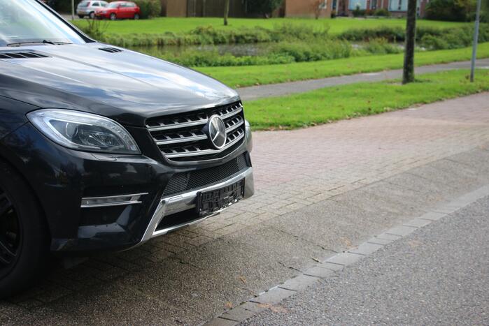 Afslaande auto botst op fietser