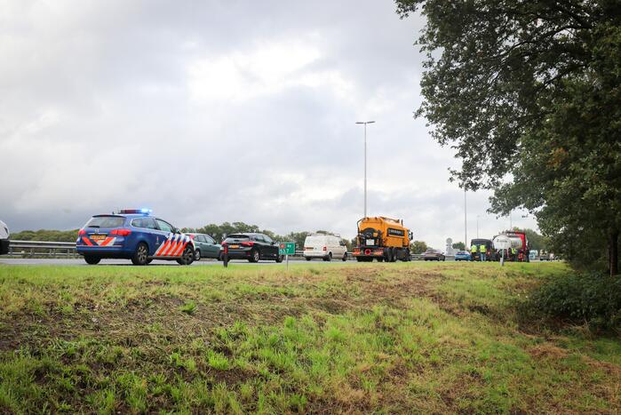 Vrachtwagen en twee auto's betrokken bij botsing