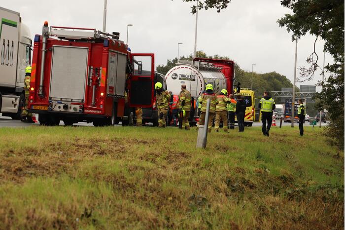 Vrachtwagen en twee auto's betrokken bij botsing