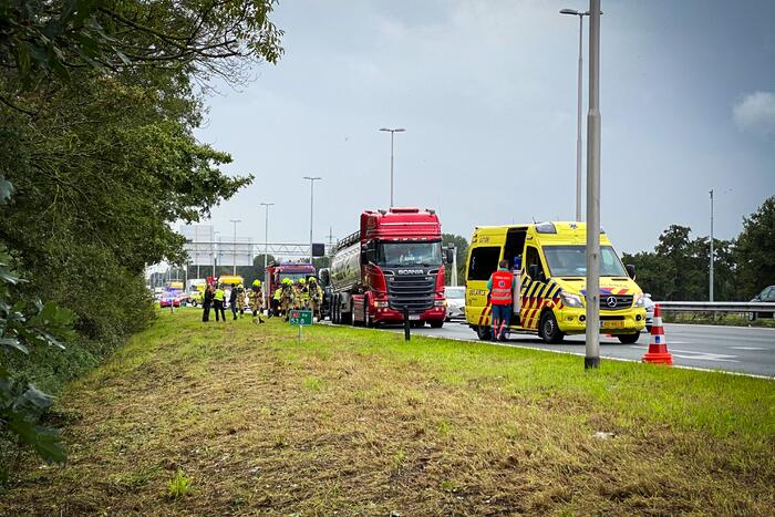 Vrachtwagen en twee auto's betrokken bij botsing
