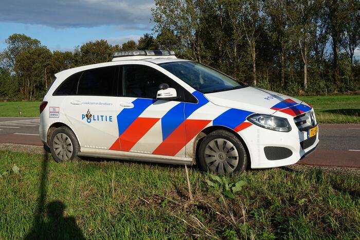 E-biker geschept door auto op kruising