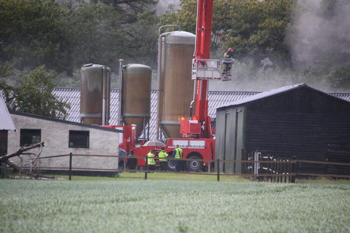 Grote brand in varkensstal gepaard met veel rook