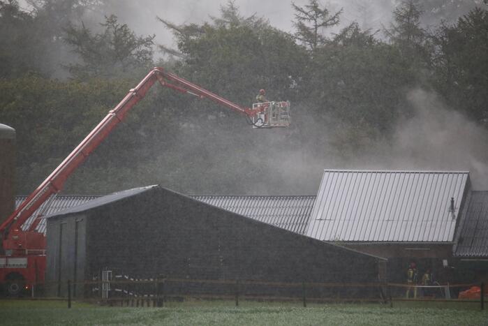 Grote brand in varkensstal gepaard met veel rook