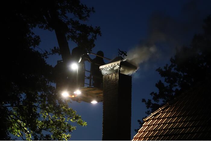 Veel rook bij schoorsteen brand