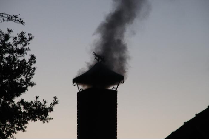 Veel rook bij schoorsteen brand