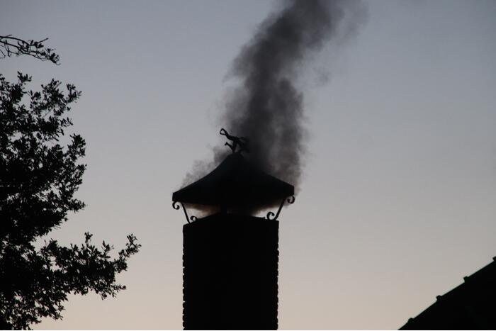 Veel rook bij schoorsteen brand