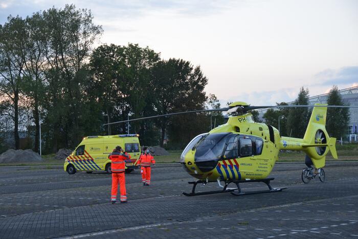 Traumahelikopter landt op parkeerterrein ijshal