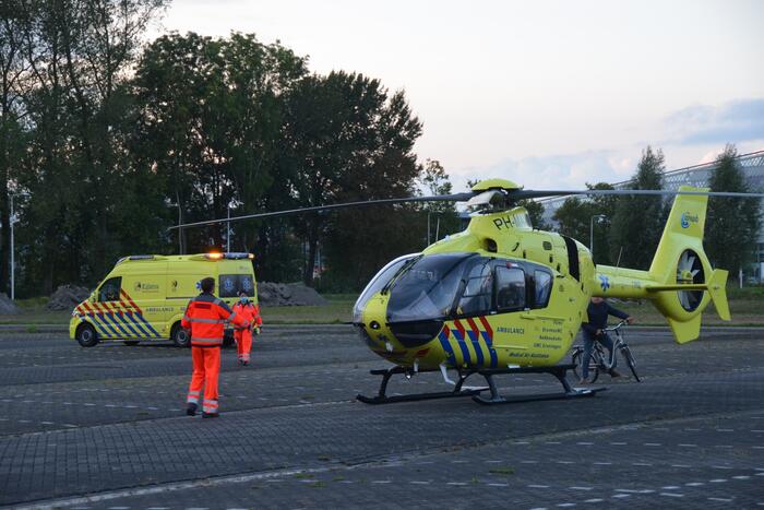 Traumahelikopter landt op parkeerterrein ijshal